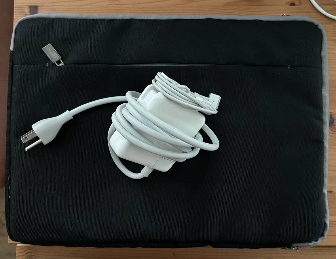 Macbook Pro Retina 15 Inch-2.3GHz Intel Core i7 - 8GB RAM 250GB SSD