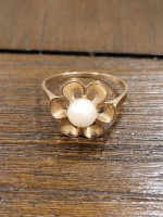 14k Yellow Gold Ladies Flower Ring With Pearl. Size 8.75