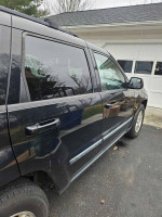 2007 Jeep Grand Cherokee parked, featuring leather heated seats, remote start, and premium sound system.