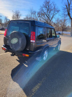 1999 Land Rover Discovery parked, showcasing reliable performance and new head gaskets with rubber floor mats.