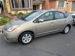2007 Toyota Prius hybrid hatchback with leather seats, offering electric assist and excellent fuel economy.