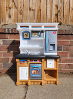 Electronic Step 2 Beige/White Play Kitchen