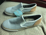 New Margaritaville Womens Blue Striped Canvas Slip On Shoes Size 7.5